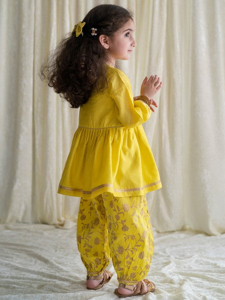 Girls Combo Co-ord Set And Bow Hairclip Gold Print- Yellow